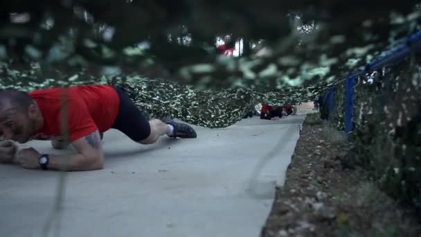 Man crawling through difficult obstacle course — Stock Video