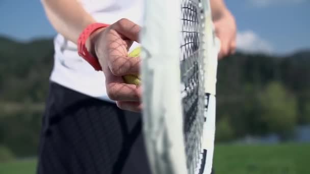 Player preparing for tennis game. — Stock Video