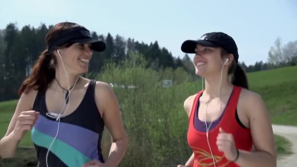 Две бегущие женщины . — стоковое видео