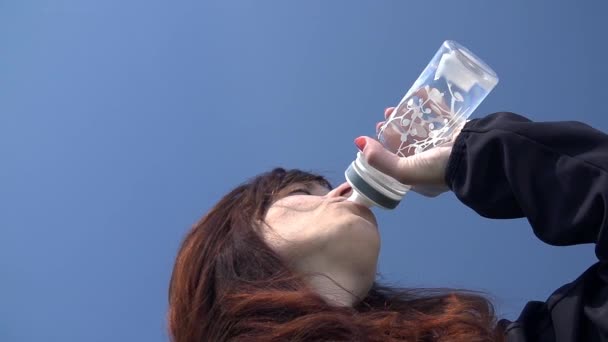 Mujer agua potable — Vídeo de stock