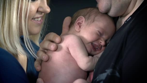 Mutter und Vater halten das Baby — Stockvideo