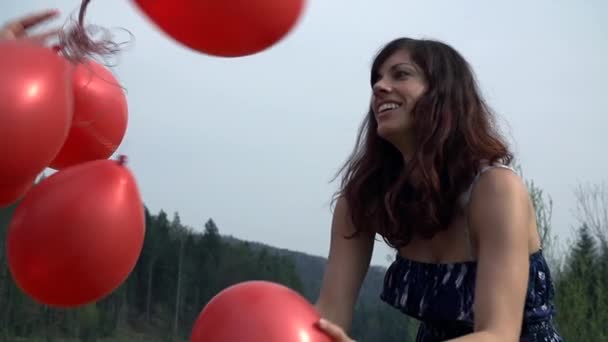 Mujeres jugando con globos — Vídeo de stock