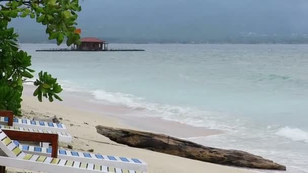 Дерев'яні шезлонги на красивому піщаному пляжі — стокове відео