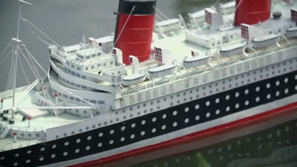 Model of retired  transatlantic ocean liner — Stockvideo