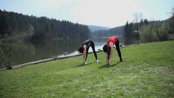 Mujeres atractivas calentando — Vídeo de stock