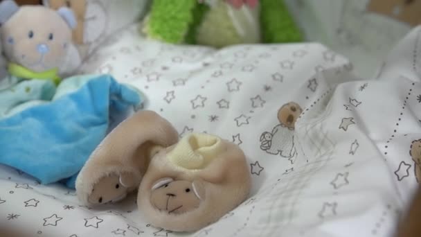 Mutter stellt sich Baby in Wiege vor — Stockvideo