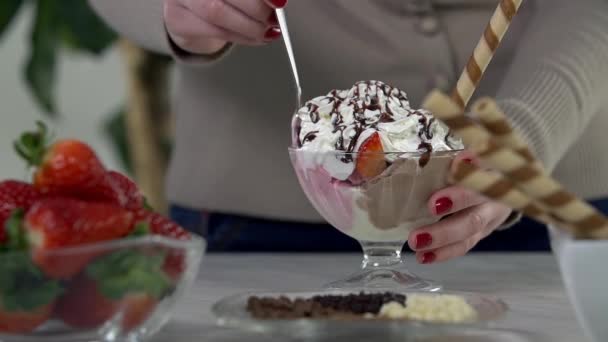 Женщина ест мороженое — стоковое видео