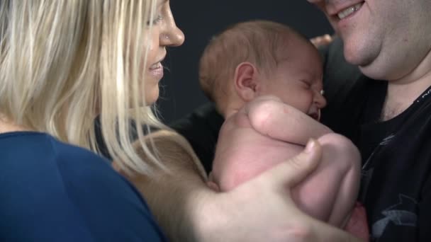 Matka a otec drží dítě — Stock video