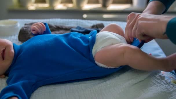 Bébé habillé et nourri par sa mère — Video