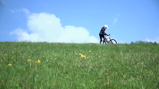 Pilote de descente ramassant le vélo — Video