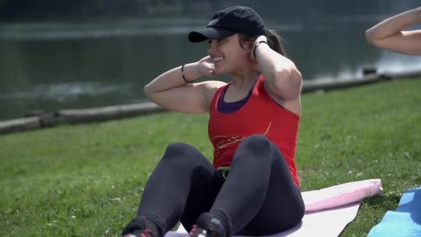 Mujeres atractivas haciendo ejercicio — Vídeos de Stock
