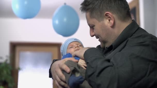 Stolzer Vater spielt mit neugeborenem Sohn — Stockvideo