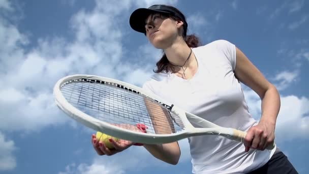 Kvinna som spelar tennis — Stockvideo