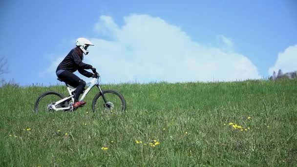 Conductor que conduce la bicicleta — Vídeos de Stock