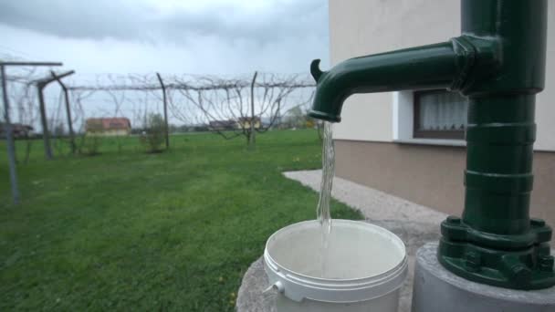 Вода з водяного насоса — стокове відео