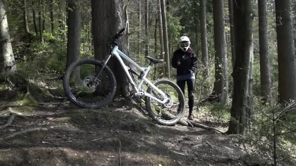 バイクに乗る人、自転車を拾って — ストック動画