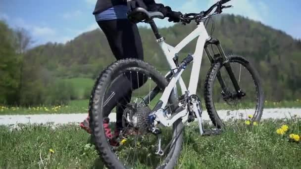 Rider oppakken van de fiets — Stockvideo