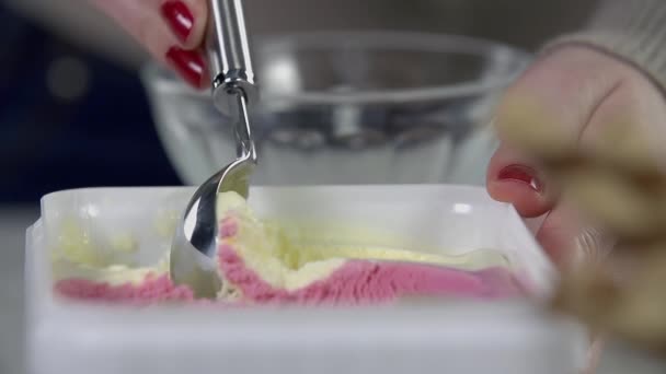 Femme prenant de la crème glacée — Video