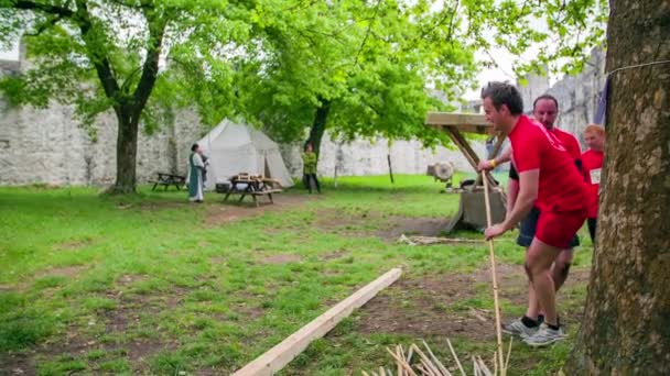 Hombre lanzando una lanza — Vídeos de Stock