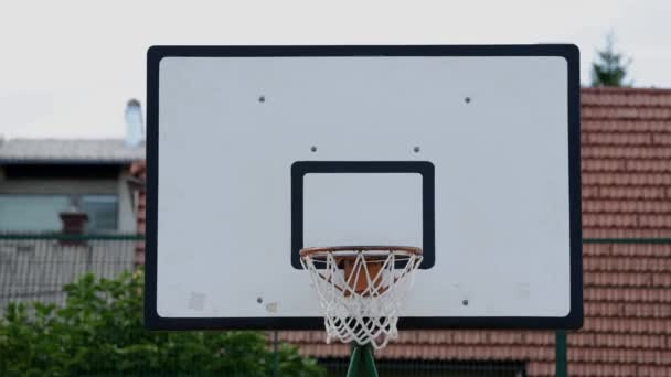 Throwing the ball into the basket — Stock Video