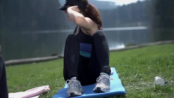 Mujeres atractivas haciendo ejercicio — Vídeos de Stock