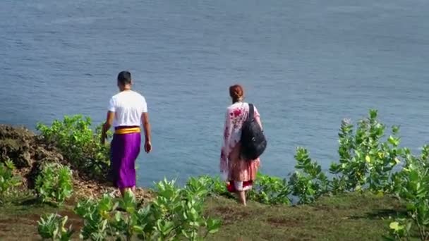 Un hombre y una mujer caminando hacia el borde del acantilado — Vídeos de Stock