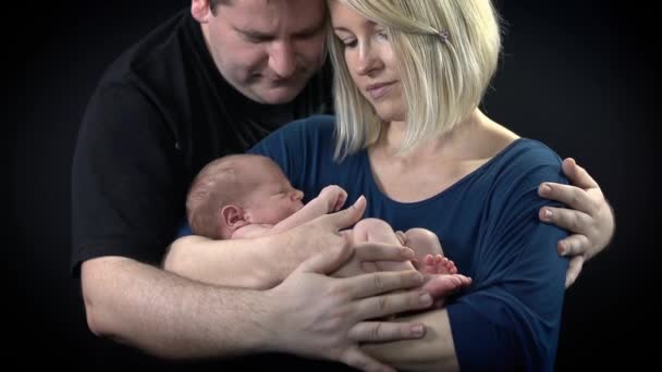 Moeder en vader van de baby te houden — Stockvideo