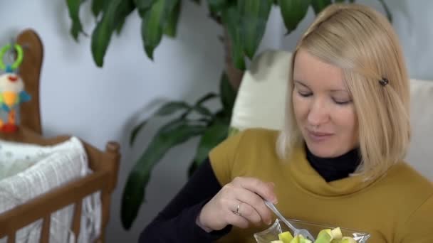 Беременная женщина ест — стоковое видео