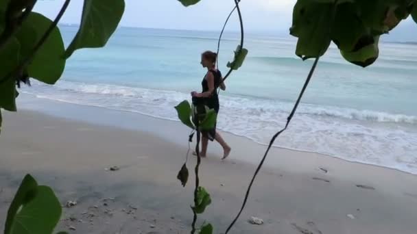 Denizde yürüyen bir kadın — Stok video