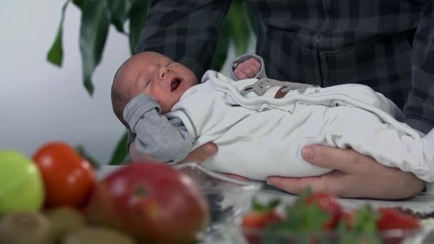 Padre sosteniendo pequeño bebé — Vídeo de stock