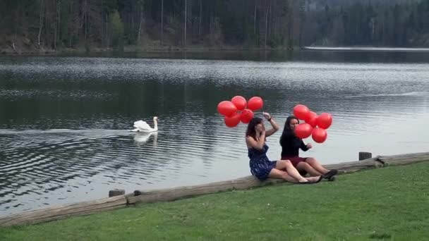 Mulheres segurando balões vermelhos — Vídeo de Stock