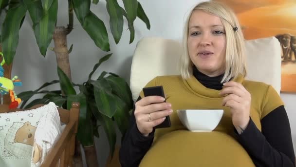 Televizyon izlerken ve biraz fıstık yeme gelecekte anne — Stok video
