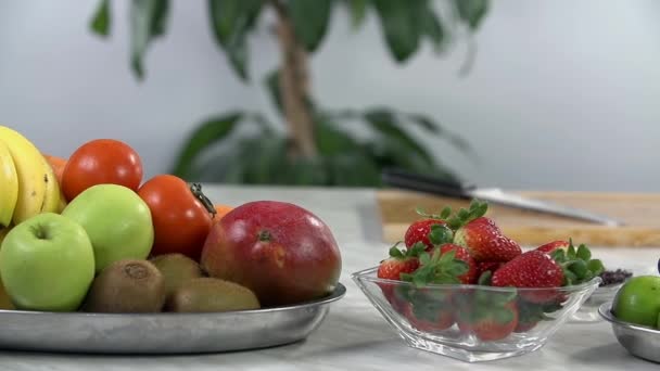 Τραπέζι γεμάτο φρούτα σε ένα πλάκες — Αρχείο Βίντεο