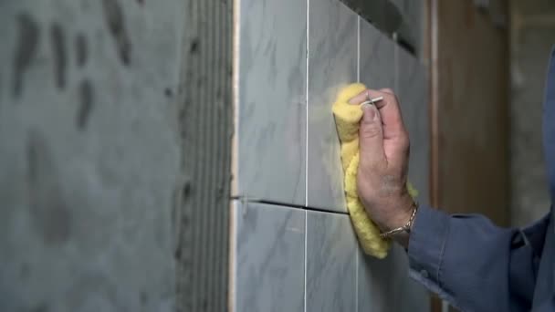 Ceramista está limpiando azulejos de cerámica gris — Vídeos de Stock