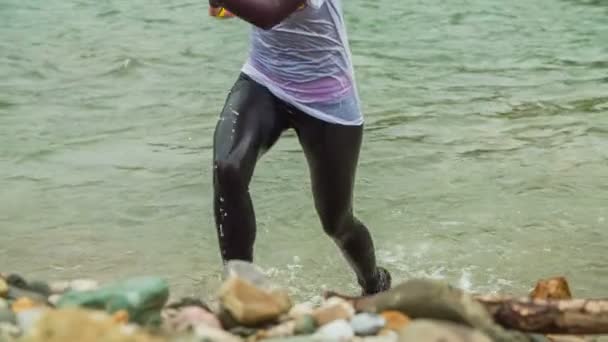 Chica corriendo fuera del agua — Vídeo de stock