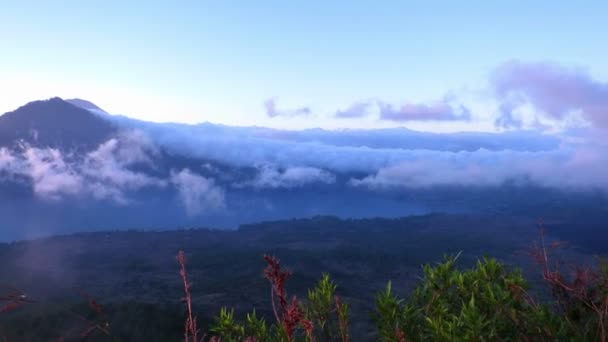 Uitzicht vanaf de vulkaan Gunung Batur — Stockvideo