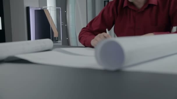 Engenheiro desenhando em uma mesa de design — Vídeo de Stock