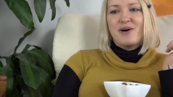 Vrouw die televisie kijkt — Stockvideo