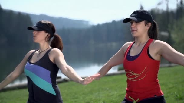 Séduisantes femmes échauffement et exercice — Video