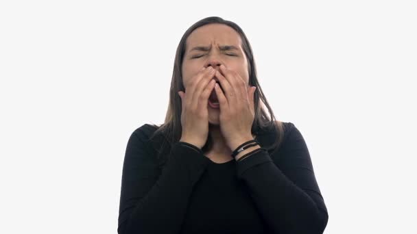 Привлекательная женщина зевает — стоковое видео