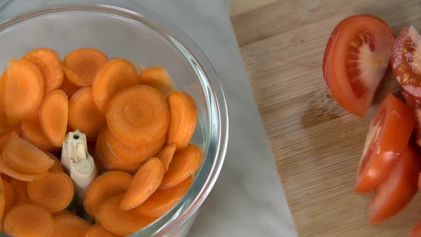 Cook preparing smoothie — Stock Video