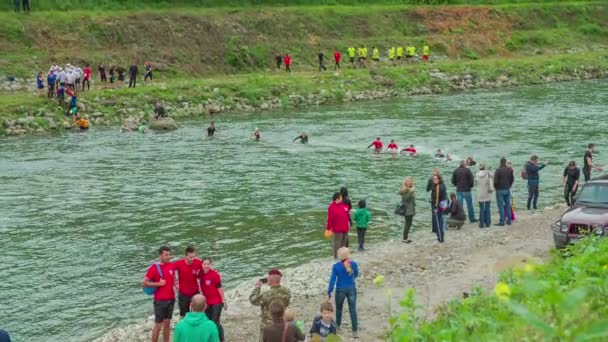 Equipo de personas cruzando el río — Vídeo de stock