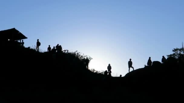 Silhouettes de personnes marchant sur le mont — Video