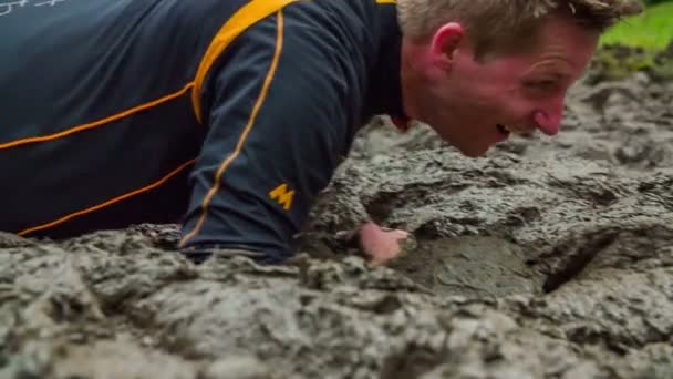 Man crawling through mud — Stock Video