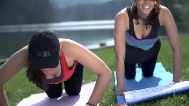 Deux femmes attrayantes exerçant — Video