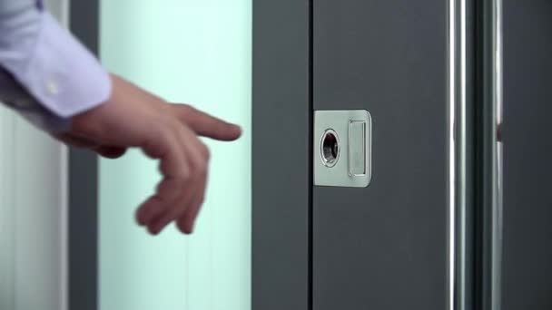 Man Pressing  doorbell — Stock Video