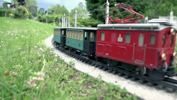 Modell einer alten Elektrolokomotive — Stockvideo