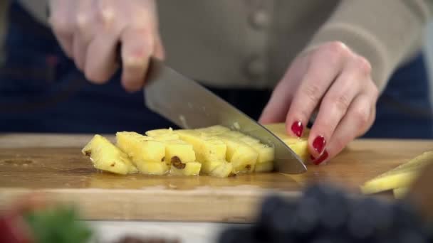 Руки с ножом нарезая ананас сока — стоковое видео