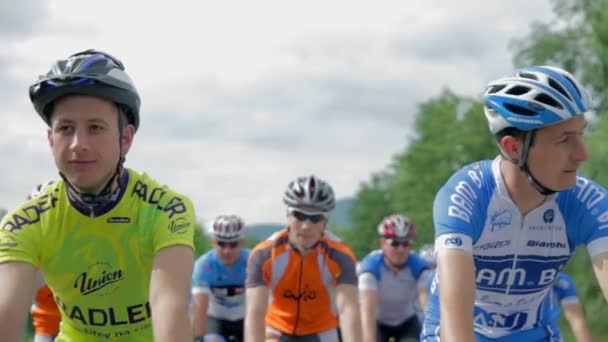 Ciclistas com capacetes e em terno esportivo competindo — Vídeo de Stock
