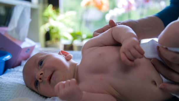 Bebê mudado e nutrido por sua mãe — Vídeo de Stock
